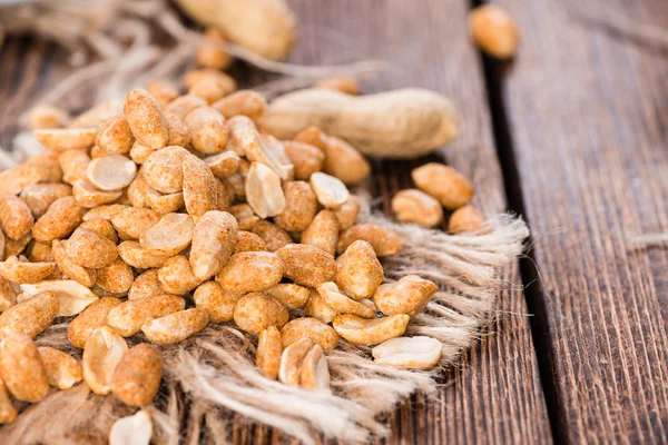 Cacahuetes asados con especias y sal — Foto de Stock