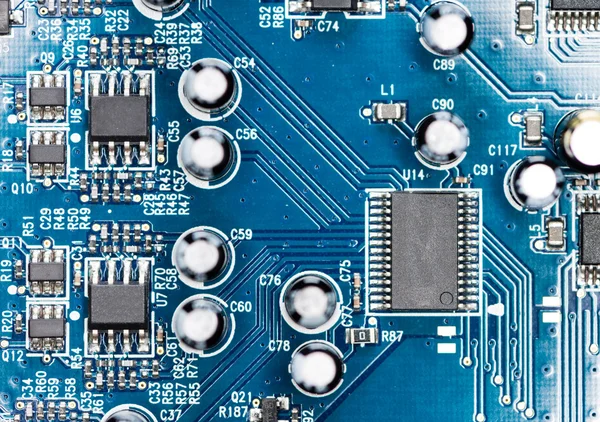 PCB azul con componentes eléctricos — Foto de Stock