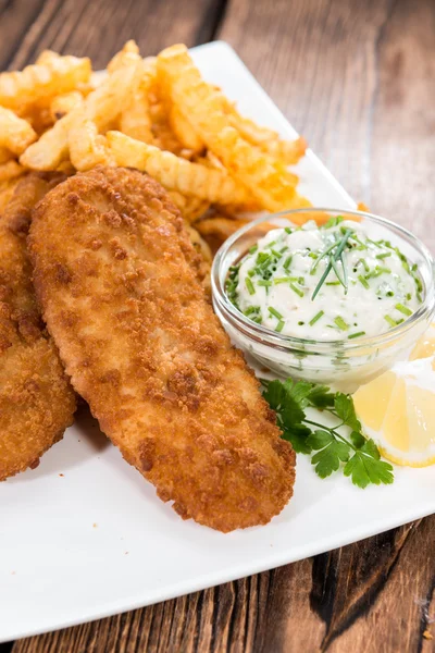 Gedeelte van gebakken zalm (met Chips) — Stockfoto