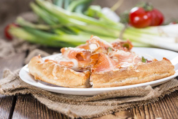 Pizza de salmão com alho e queijo — Fotografia de Stock