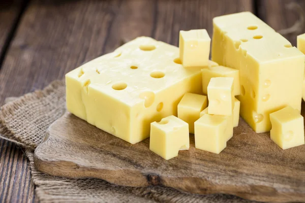 Porción de Queso sobre tabla de madera — Foto de Stock