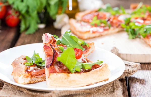 Jambon Pizza roka ve domates ile — Stok fotoğraf