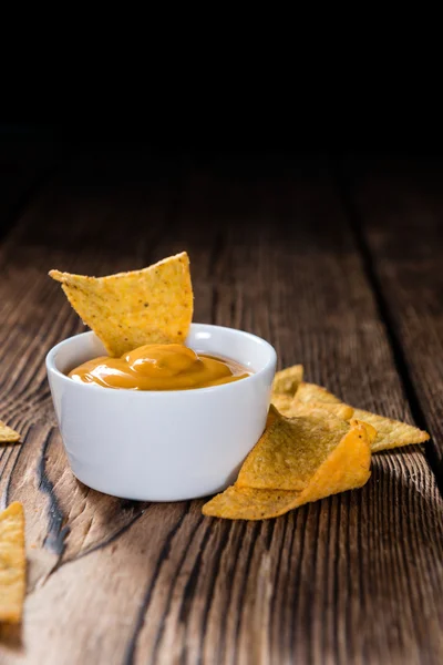 Nachos com molho de queijo — Fotografia de Stock