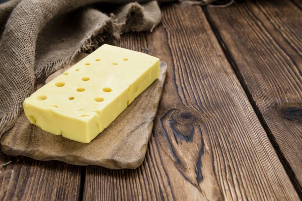 Queijo picado em tábua de madeira — Fotografia de Stock