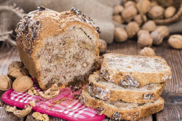 Pan de nuez recién hecho —  Fotos de Stock