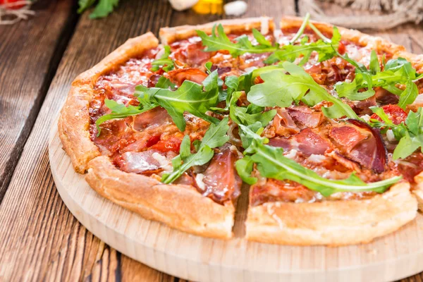 Készült friss sonkás Pizza — Stock Fotó