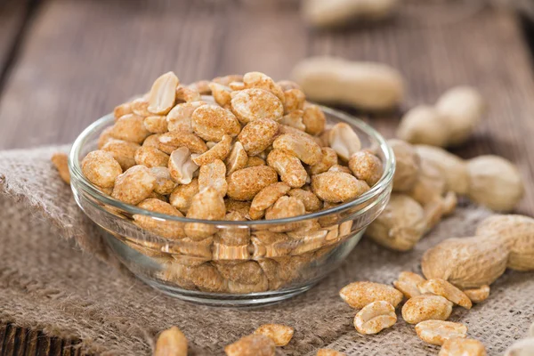 Cuenco pequeño con cacahuetes — Foto de Stock