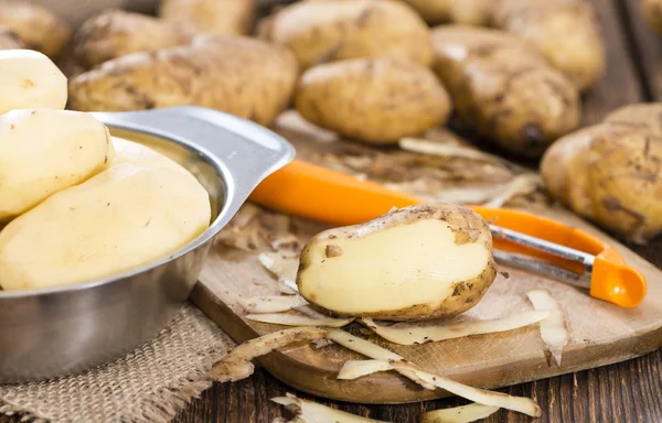 Gedeelte van de geschilde aardappelen — Stockfoto