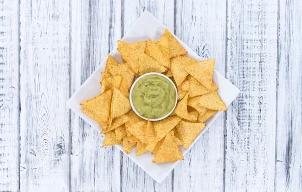 Alcuni Nachos (con Guacamole) su legno — Foto Stock