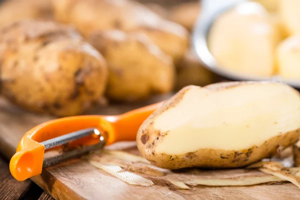 Portion geschälte Kartoffeln — Stockfoto
