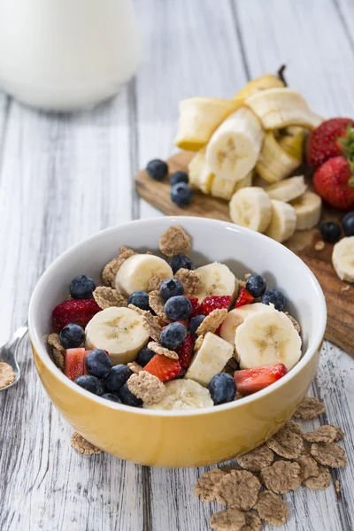 Healthy Breakfast Cornflakes with Fruits — Stock Photo, Image