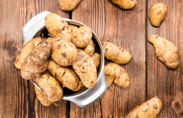 Patatas frescas en la mesa —  Fotos de Stock