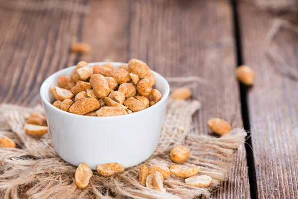 Cuenco pequeño con cacahuetes — Foto de Stock