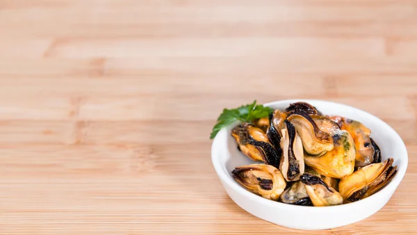 Cozze con erbe fresche — Foto Stock