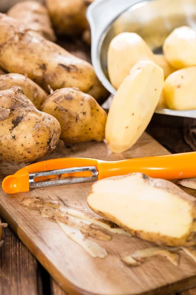 Portion geschälte Kartoffeln — Stockfoto