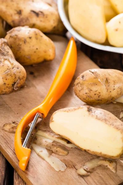 Portion geschälte Kartoffeln — Stockfoto