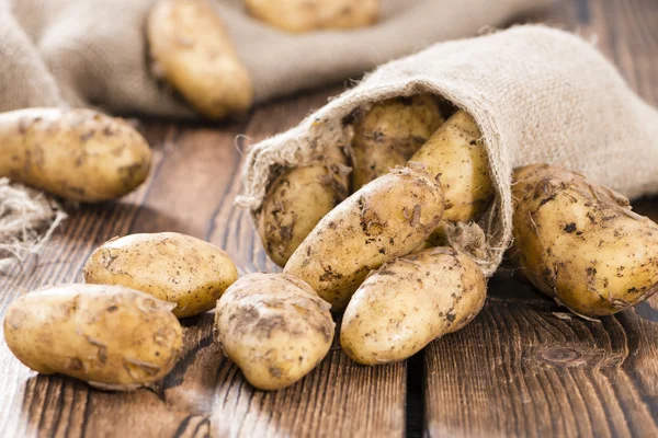 Porción de patatas sobre la mesa —  Fotos de Stock