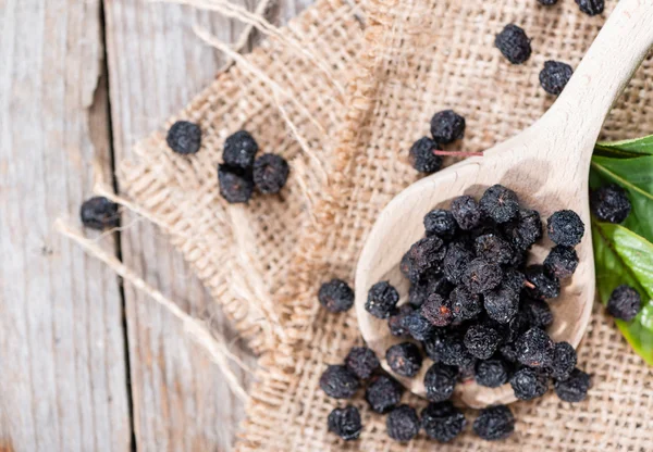 Cuchara de madera con Chokeberries secos — Foto de Stock