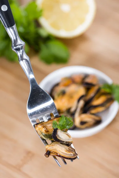 Musslor med färska örter — Stockfoto