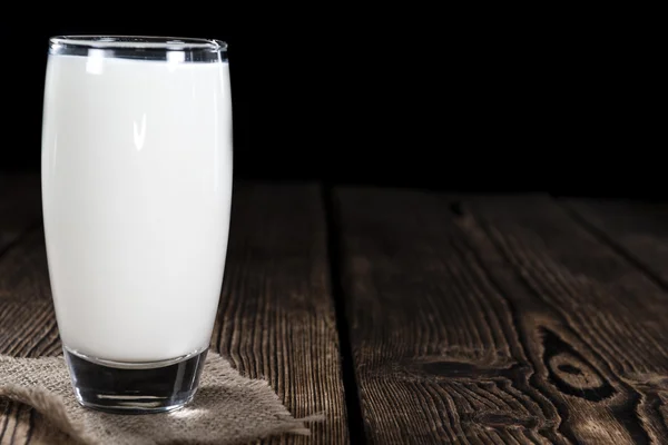 Vidro de leite de perto — Fotografia de Stock