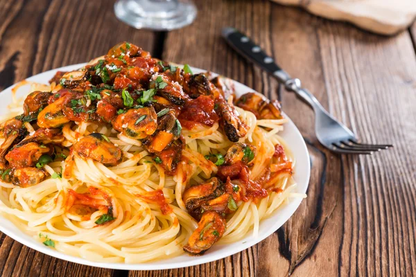 Porción de espaguetis con mejillones — Foto de Stock