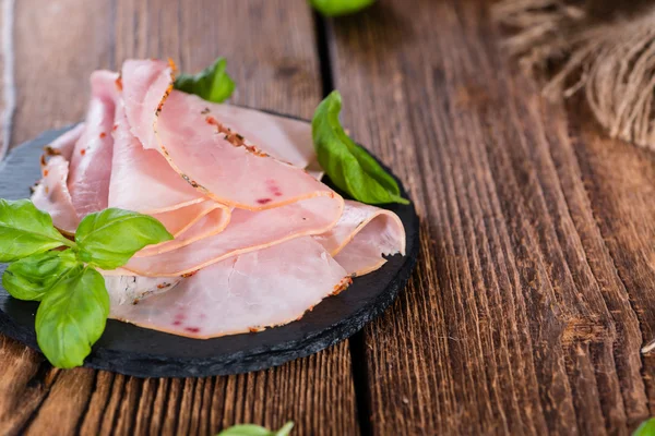 Prosciutto su sfondo di legno — Foto Stock