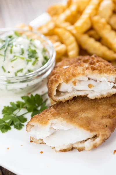 Gebratenes Lachsfilet mit Pommes — Stockfoto