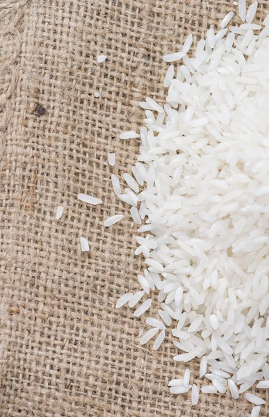 Hoop van ongekookte rijst — Stockfoto