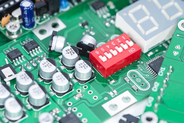 Kupie PCB i komponenty elektroniczne — Zdjęcie stockowe