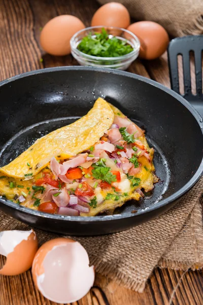 Frigideira com presunto e queijo Omelette — Fotografia de Stock