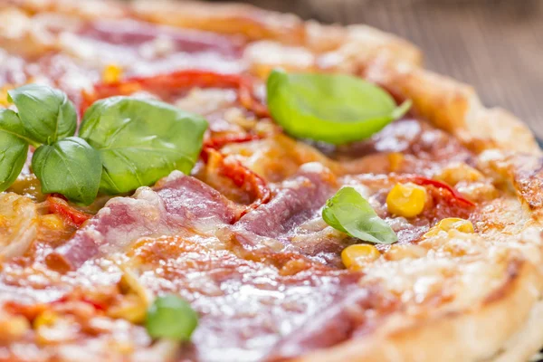 Zelfgemaakte salami pizza — Stockfoto