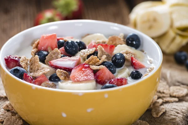 Здоровый завтрак (кукурузные хлопья с фруктами ) — стоковое фото