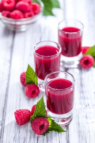 Himbeerlikör im Glas — Stockfoto