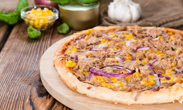 Zelfgemaakte tonijn Pizza — Stockfoto
