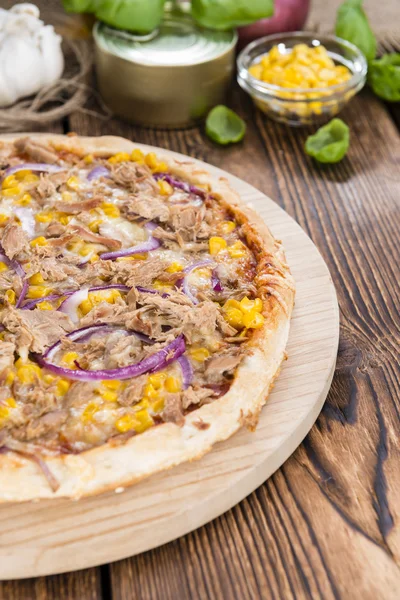 Taze yapılmış Tuna Pizza — Stok fotoğraf