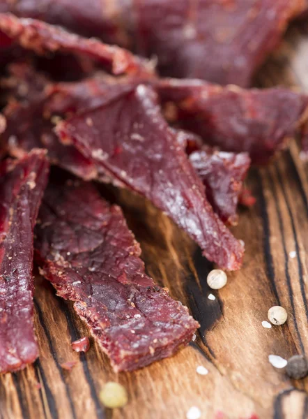 Carne Jerky sobre fondo de madera — Foto de Stock