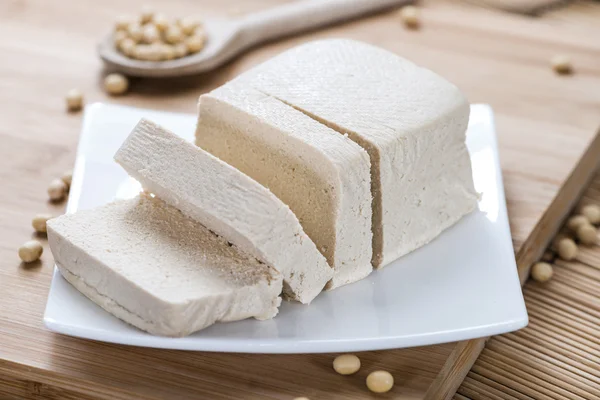 Része Tofu, fából készült háttér — Stock Fotó