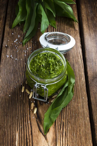 Kom met zelfgemaakte Ramson Pesto — Stockfoto