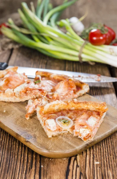 Lachs pizzaon rustikalen Holzhintergrund — Stockfoto