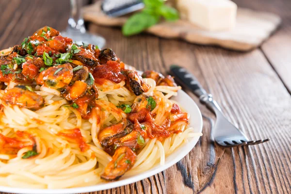 Pasta con mejillones y salsa de tomate — Foto de Stock