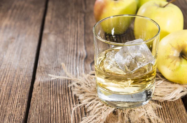 Bicchiere con liquore alla mela — Foto Stock