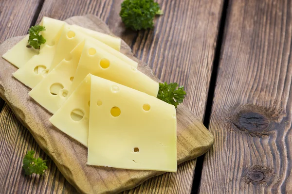 Antika ahşap arka plan üzerine peyniri dilimlenmiş — Stok fotoğraf