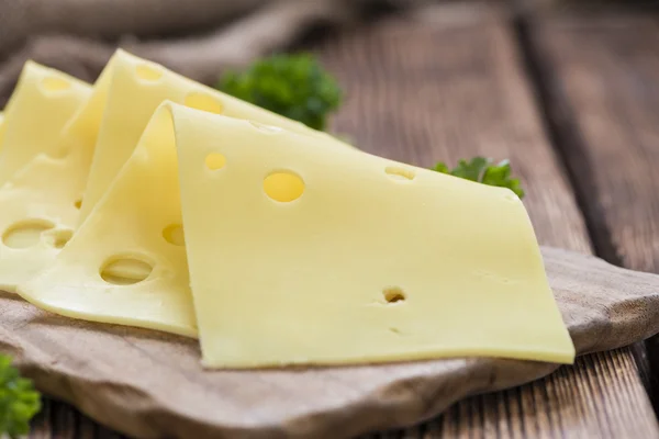 Antika ahşap arka plan üzerine peyniri dilimlenmiş — Stok fotoğraf