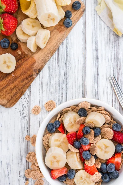 건강 한 아침 식사 (옥수수와 과일) — 스톡 사진