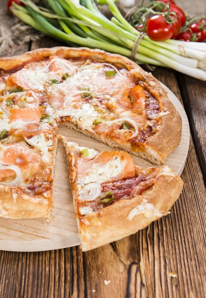 Zalm Pizza op rustieke houten achtergrond — Stockfoto