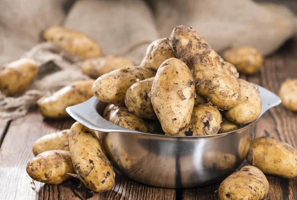 Del av potatis på en mörk bakgrund — Stockfoto