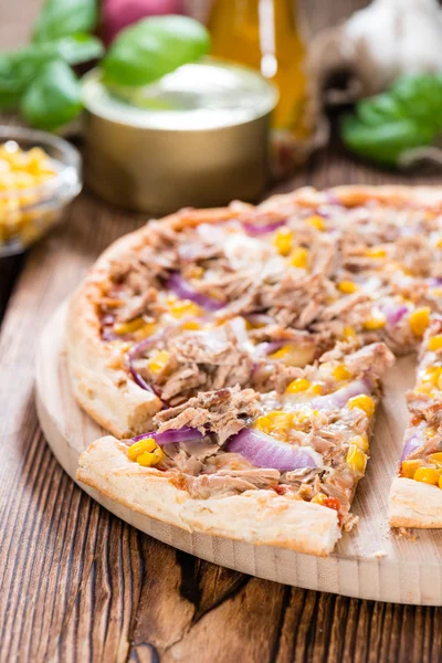 Friss készült Tonhalas Pizza — Stock Fotó