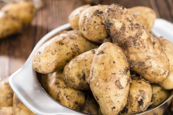 Portion Kartoffeln auf dunklem Hintergrund — Stockfoto