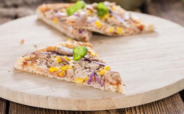 Taze yapılmış Tuna Pizza — Stok fotoğraf