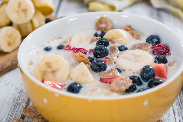 Wholemeal Cornflakes with fresh Fruits — Stock Photo, Image